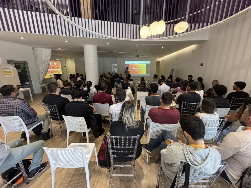 Colaboradores no evento de lançamento